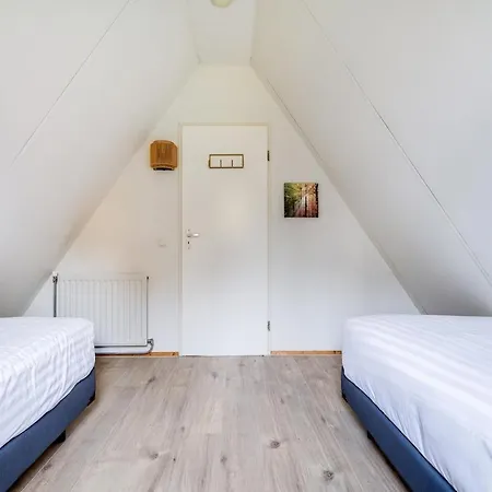 Gekraagde Roodstaart I Bungalow Met Fijne Groene Tuin Zwiggelte Exterior photo