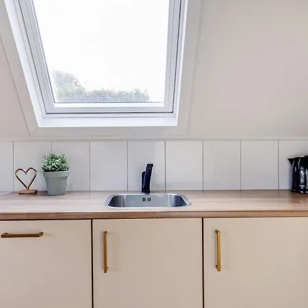 Gekraagde Roodstaart I Bungalow Met Fijne Groene Tuin Zwiggelte Exterior photo
