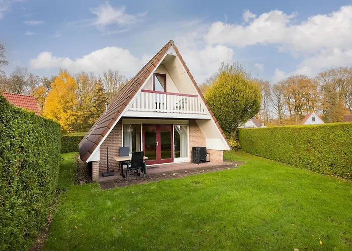 Gekraagde Roodstaart I Bungalow Met Fijne Groene Tuin