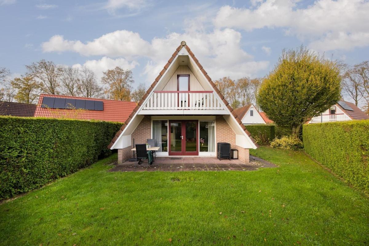Gekraagde Roodstaart I Met Fijne Groene Tuin