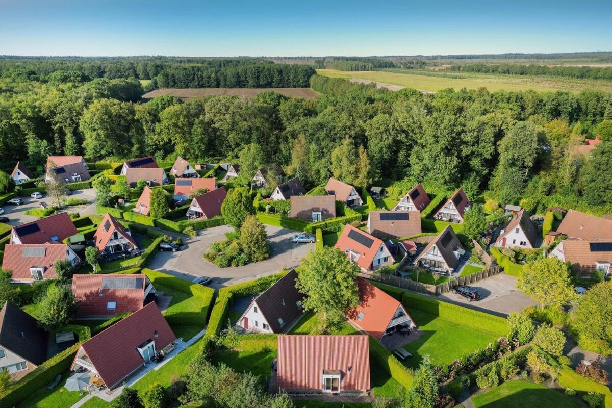 Holiday home Gekraagde Roodstaart I Met Fijne Groene Tuin Zwiggelte