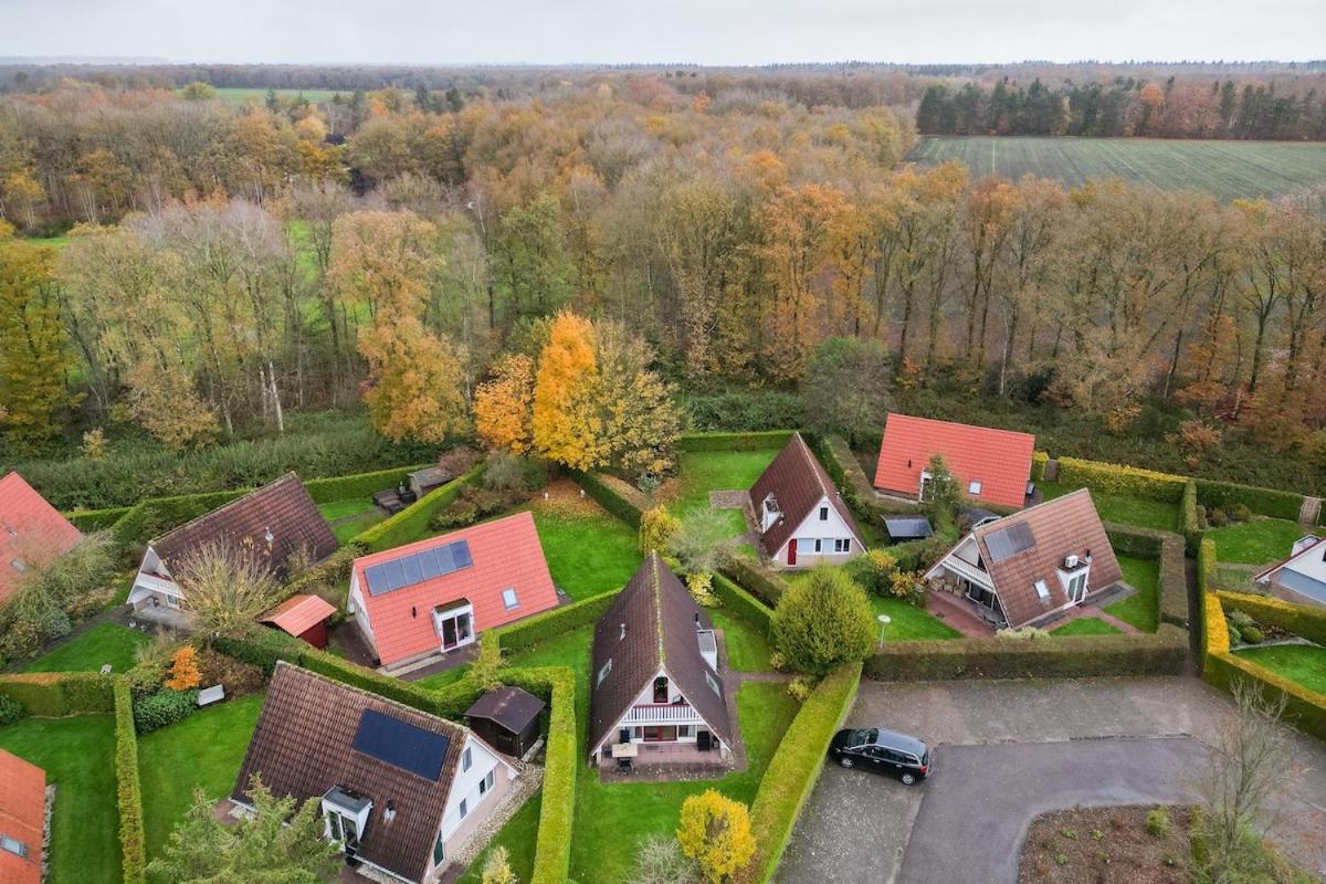 Gekraagde Roodstaart I Met Fijne Groene Tuin Holiday home Zwiggelte